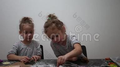 快乐的双胞胎女孩在厨房准备<strong>饼干</strong>，在现实生活中的<strong>休闲</strong>生活照片，圣诞<strong>饼干</strong>